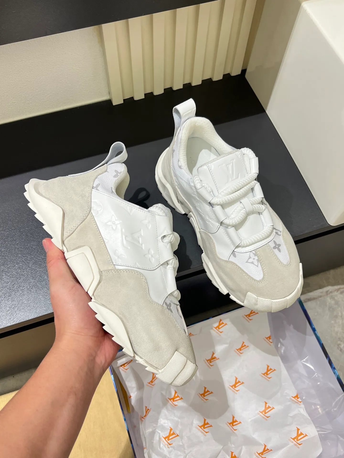 p600 "LOUI* VUITTO*" popular men's casual shoes, genuine development in Italy 💯Purchasing level quality ✔️The upper is made of first-layer cowhide, comfortable and soft sheepskin feet ⚡️ Fashionable and versatile, the toe last shape is firm and full, the soles are made from original LV molds and can be freely entered and exited the counter. Light and comfortable on the feet~Purely handmade, details determine quality! Size:39-44!